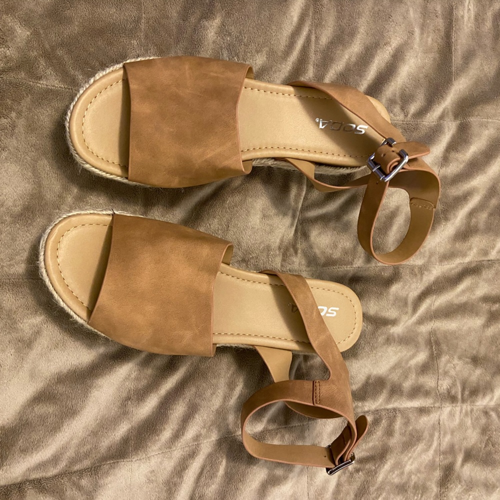 Women’s Soda Sandals Size 10